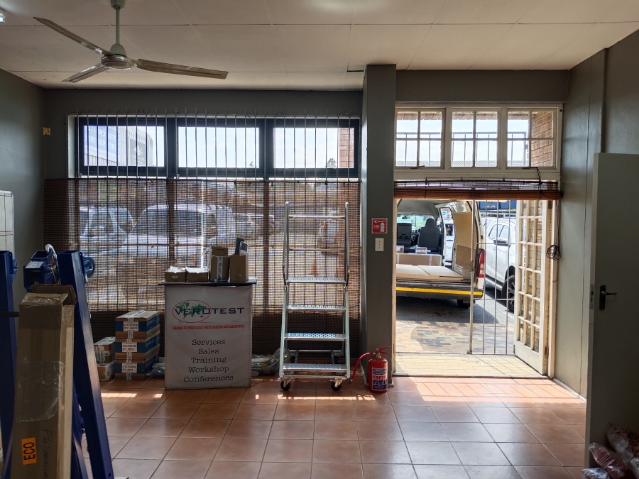 To Let commercial Property for Rent in Vredekloof Western Cape